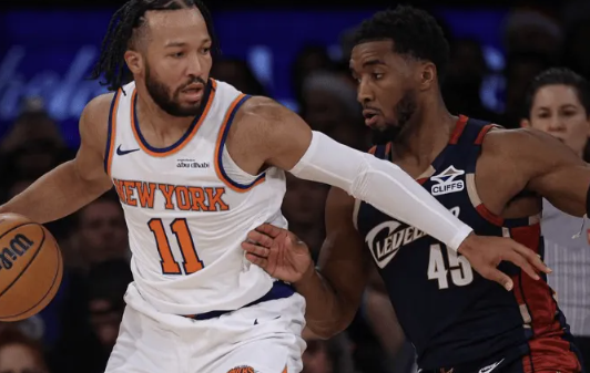 北京时间5月18日讯，NBA季后赛东部半决赛抢七大战落下帷幕。骑士客场以125-94大胜活塞，凭借悬殊的比分拿下生死之战，以大比分4-3惊险淘汰对手，时隔八年再度闯入东部决赛。随着骑士成功晋级，本赛季东决对阵正式敲定，克利夫兰骑士将迎战纽约尼克斯，两支东部老牌球队迎来历史性一战。